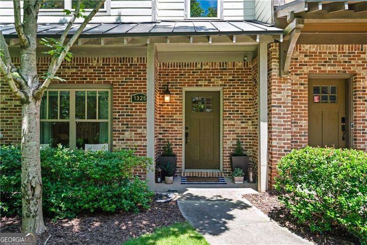 Property Photo: 1325 Oakview Road GA 30030