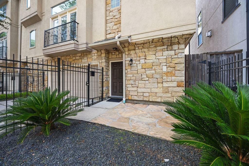 Property Photo: 2512 Maxroy Street TX 77007