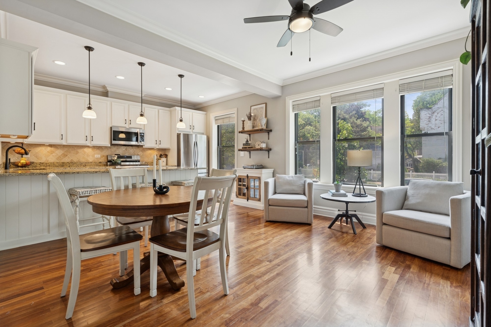Property Photo: 1306 W Granville Avenue 1 IL 60660