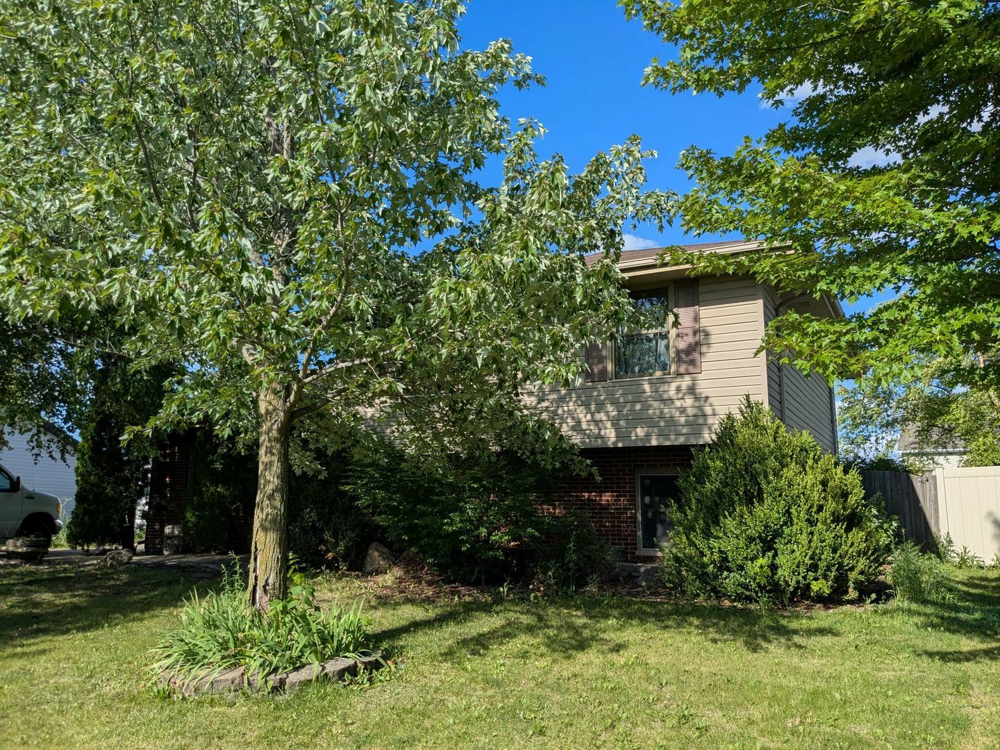 Property Photo: 1320 Howland Drive IL 60431