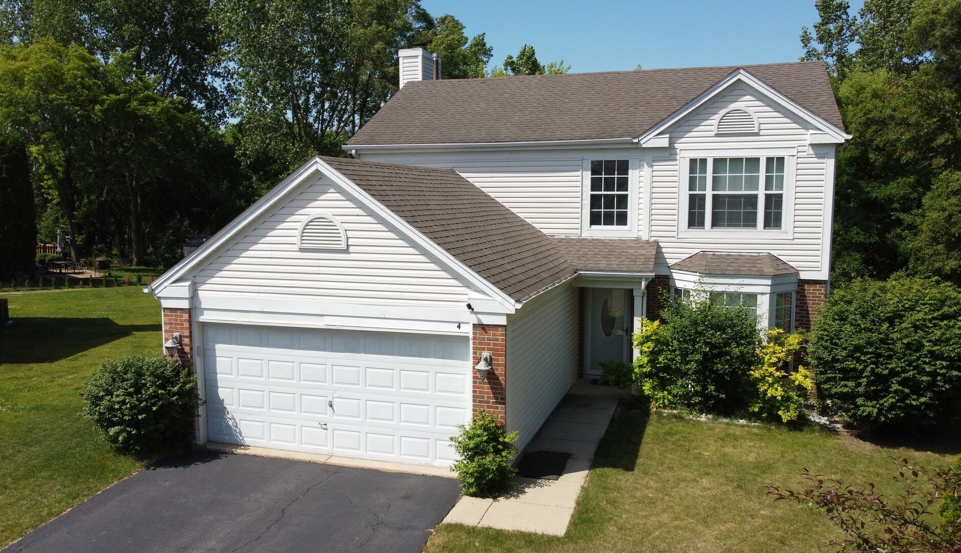 Property Photo:  4 Hummingbird Court  IL 60107 