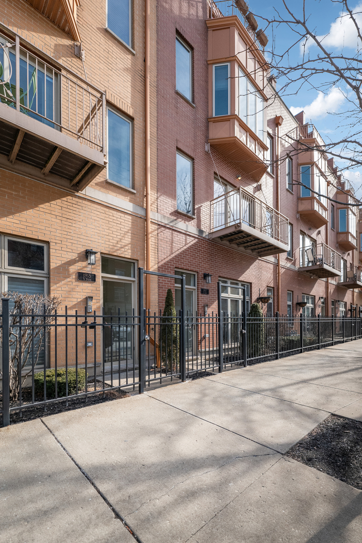 Property Photo: 1917 S State Street 1 IL 60616