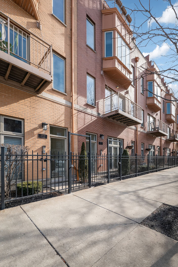 Property Photo: 1917 S State Street 1 IL 60616
