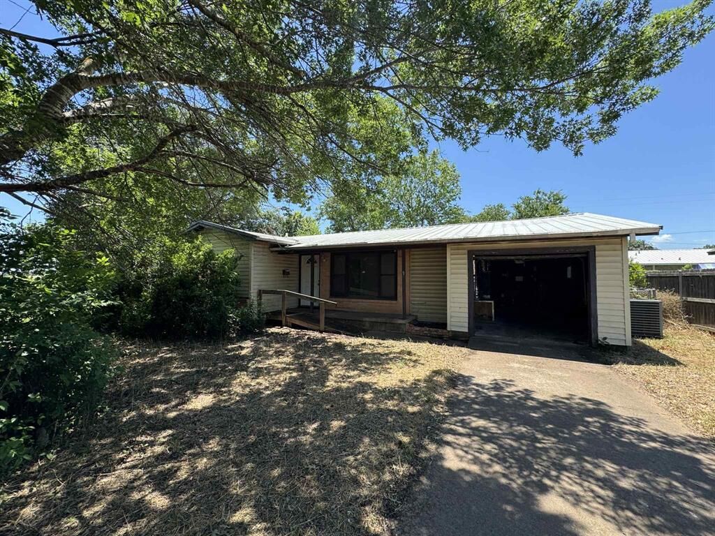 Property Photo: 1017 S Adams Street TX 76657