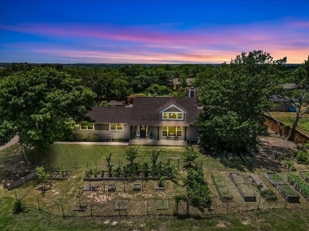 Property Photo: 612 W Park Avenue TX 76086