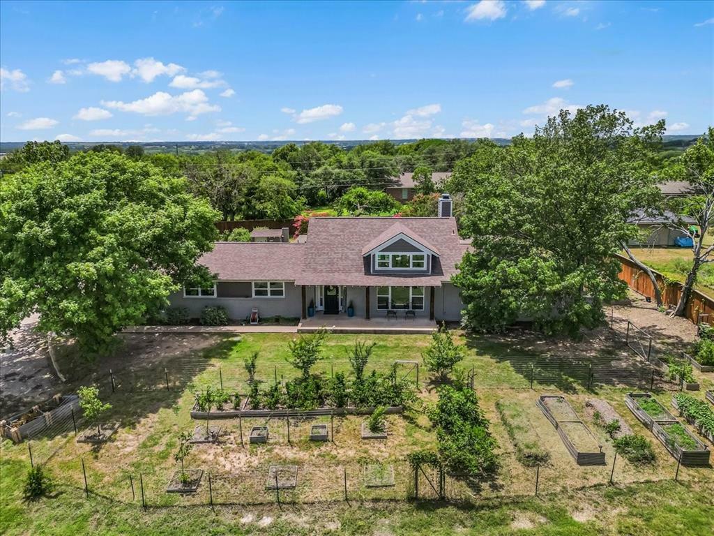 Property Photo: 612 W Park Avenue TX 76086