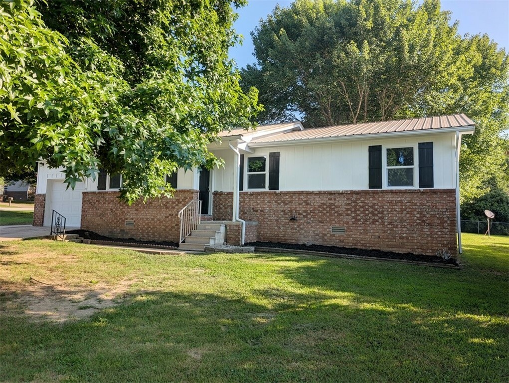Property Photo: 914 Quail Avenue AR 72601