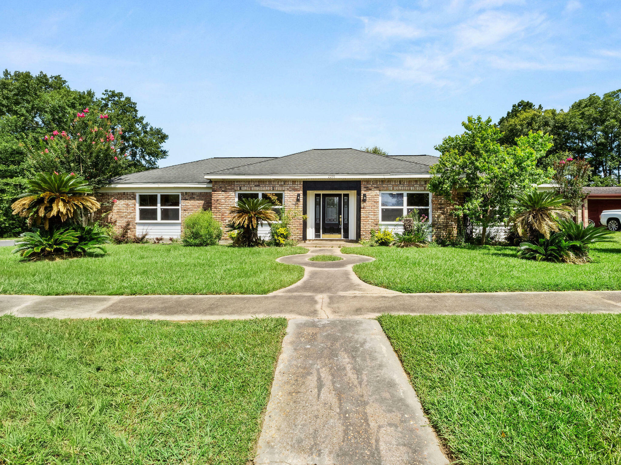 Property Photo: 2201 Woodlawn St LA 70634