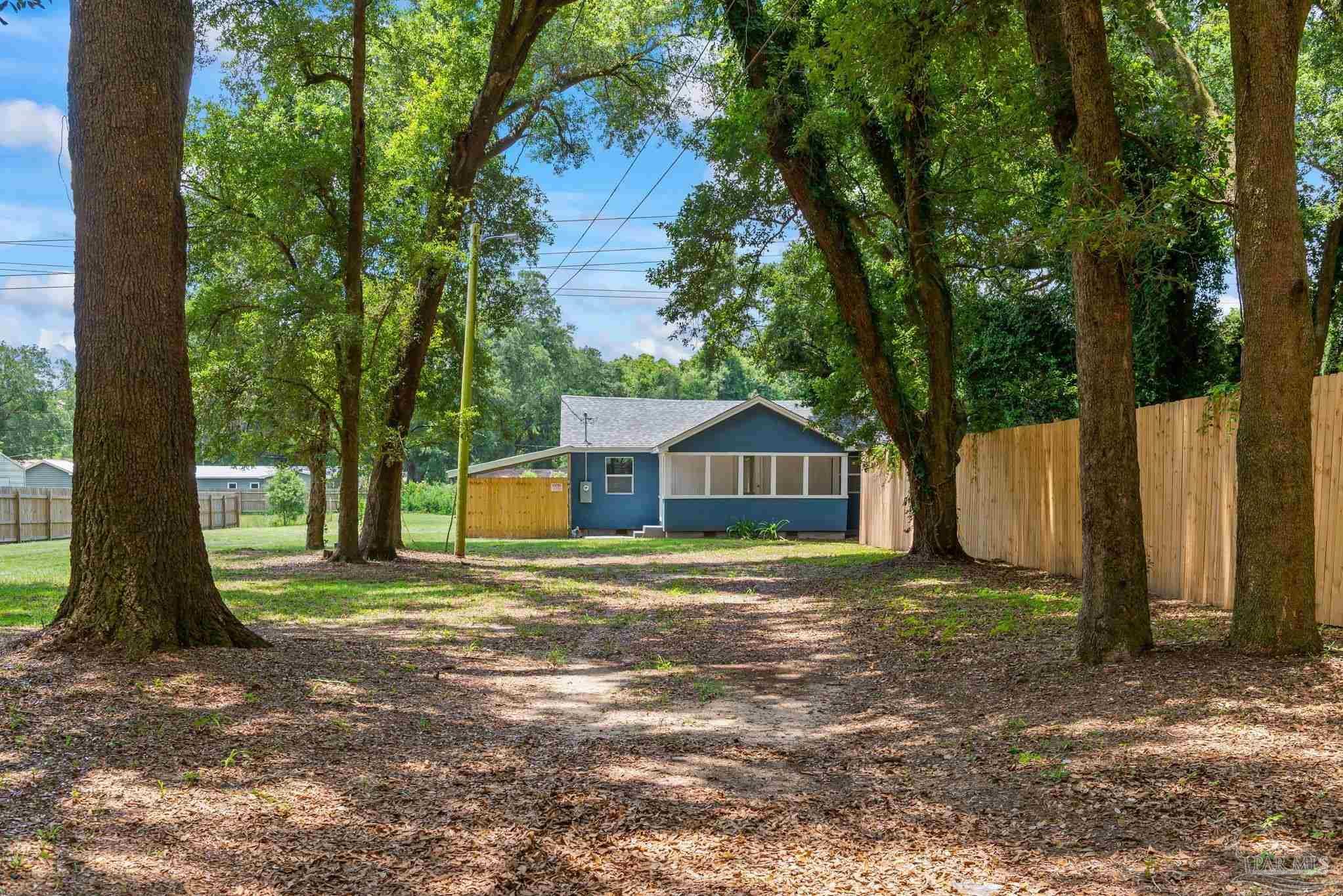 Property Photo: 2833 Indiana Ave FL 32526