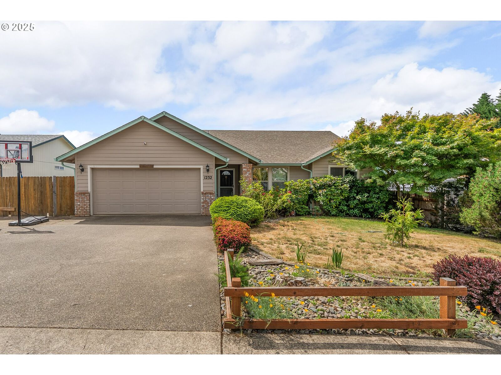 Property Photo: 1232 E Fourth Ave OR 97479