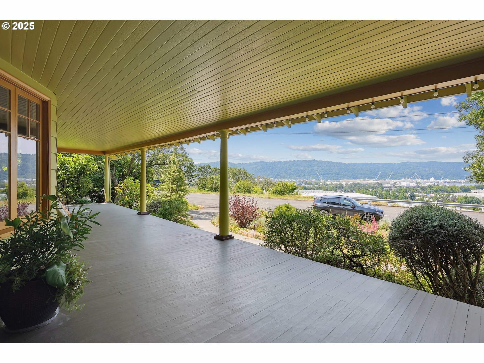 Property Photo: 3177 N Willamette Blvd OR 97217
