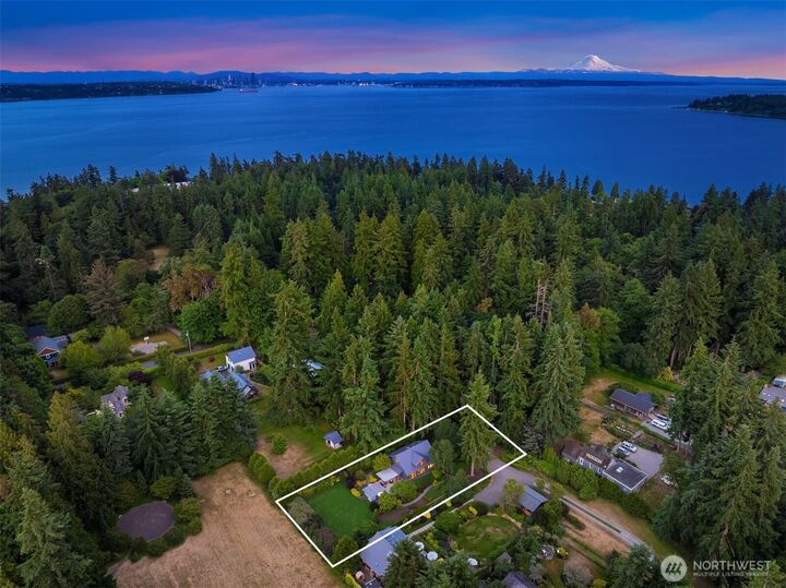 Property Photo:  10918  Sunrise Drive NE  WA 98110 