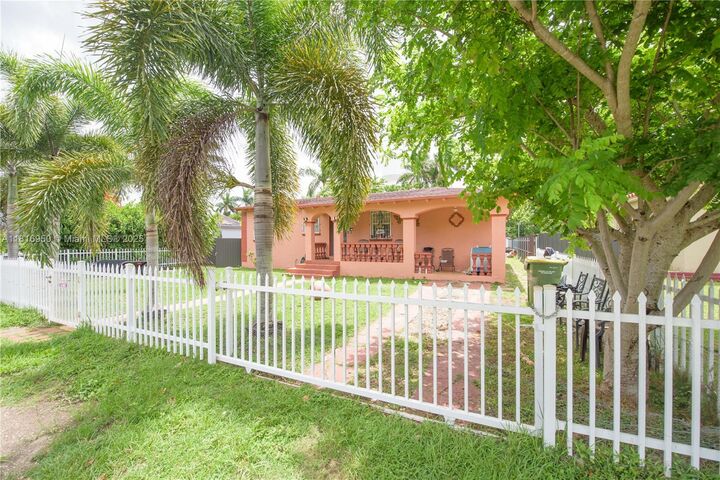 Property Photo:  916 NW 3rd Ave  FL 33030 