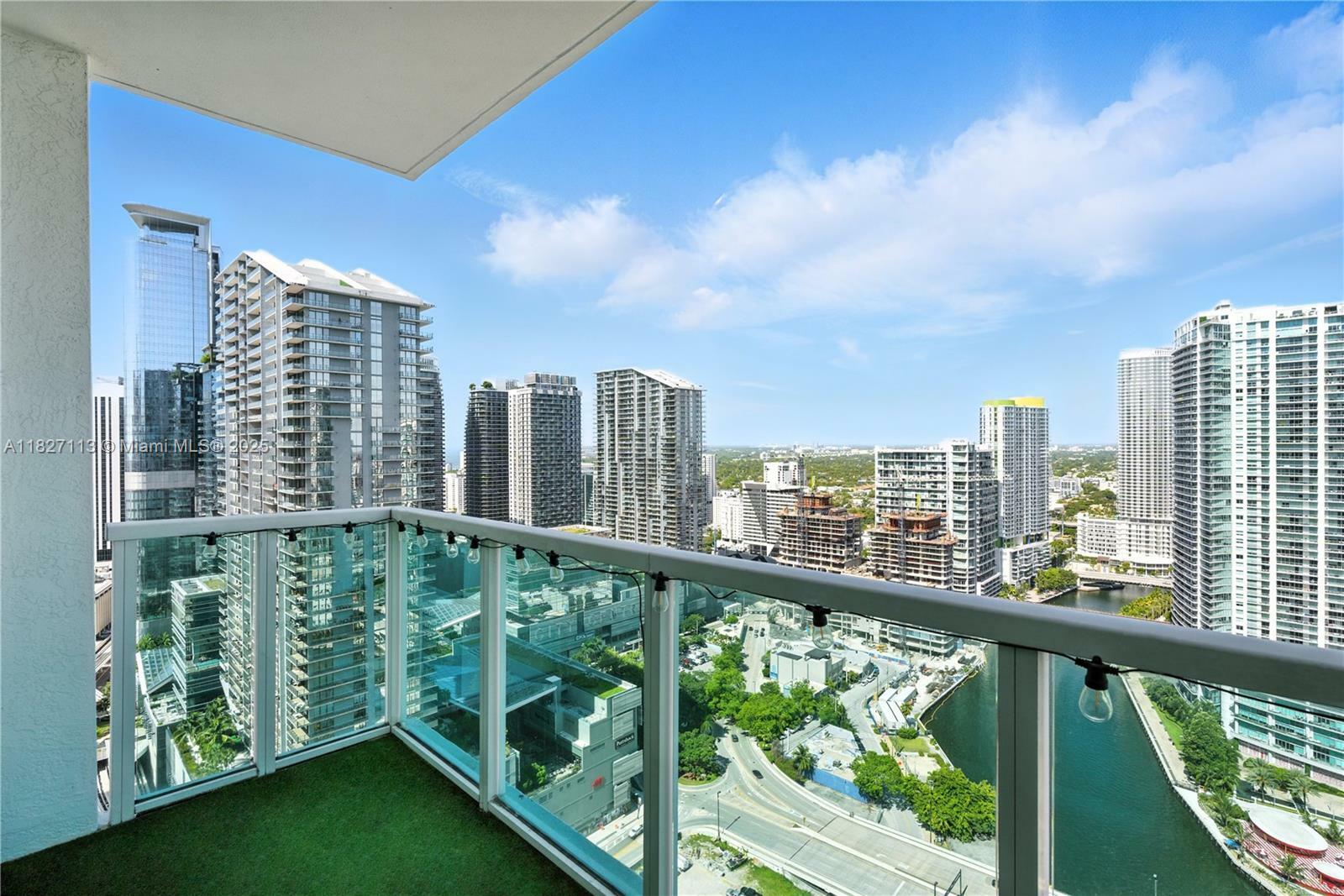 31 SE 5th St 4021  Miami FL 33131 photo