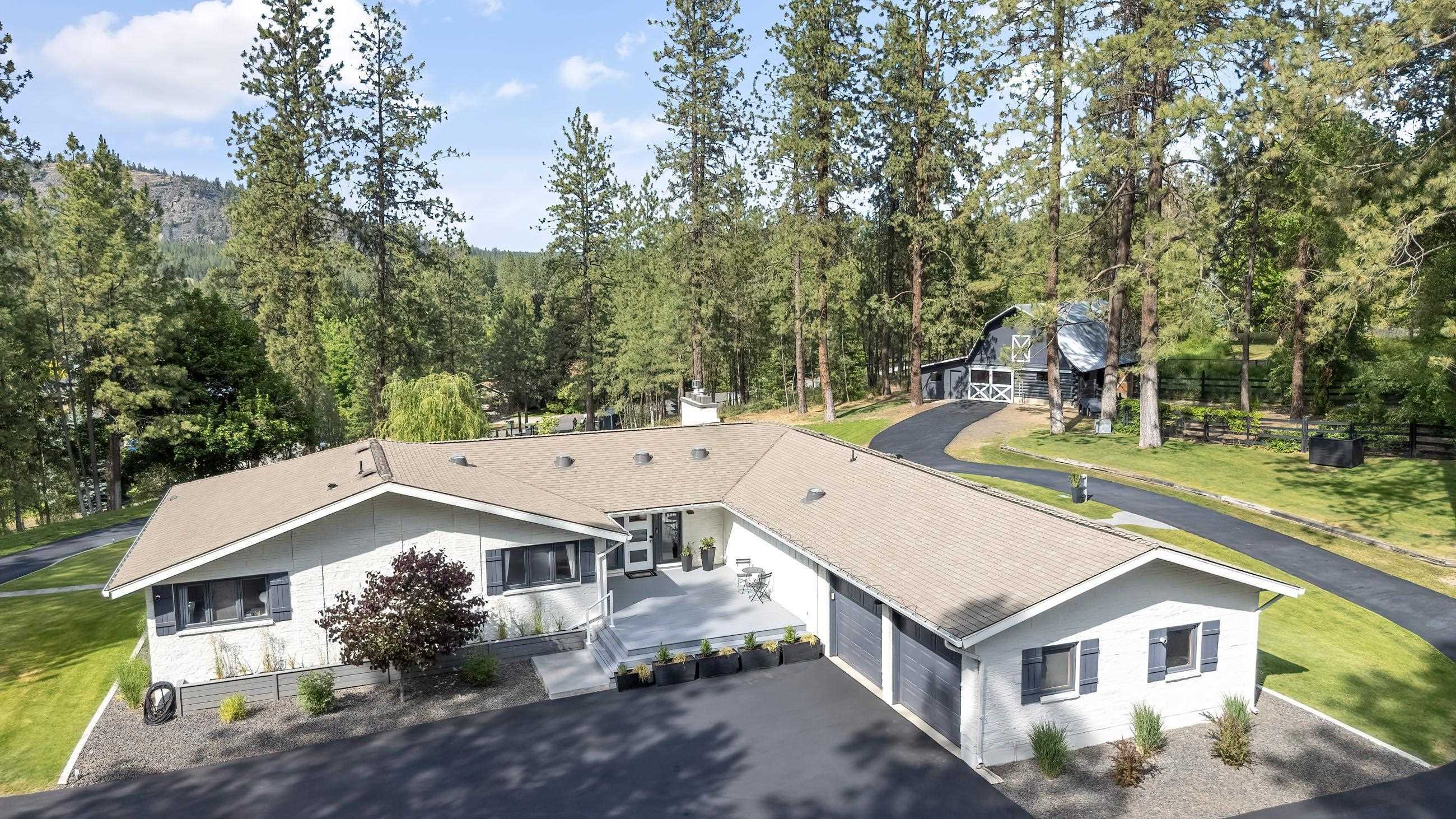 Property Photo: 2710 W Regina Ln WA 99218