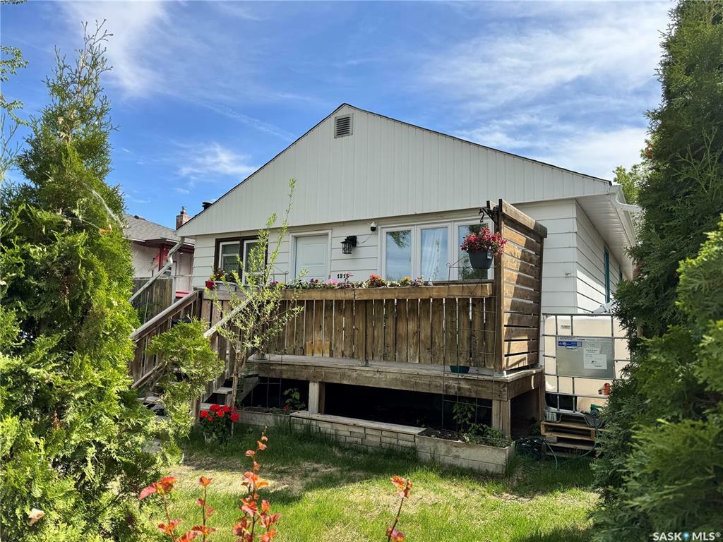 Property Photo: 1310 H Avenue N SK S7L 2E4