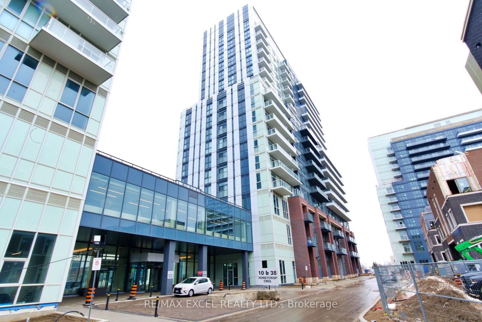 Property Photo:  38 Honeycrisp Crescent 1102  ON L4K 0M8