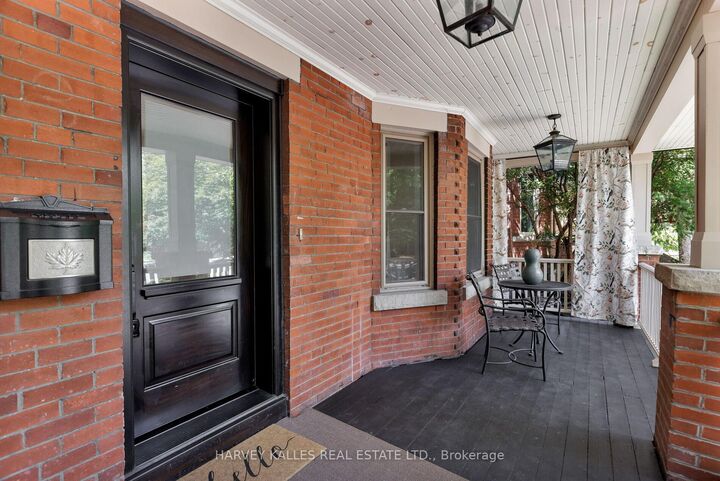 Photo de la propriété: 8 Edgewood Crescent ON M4W 3A9