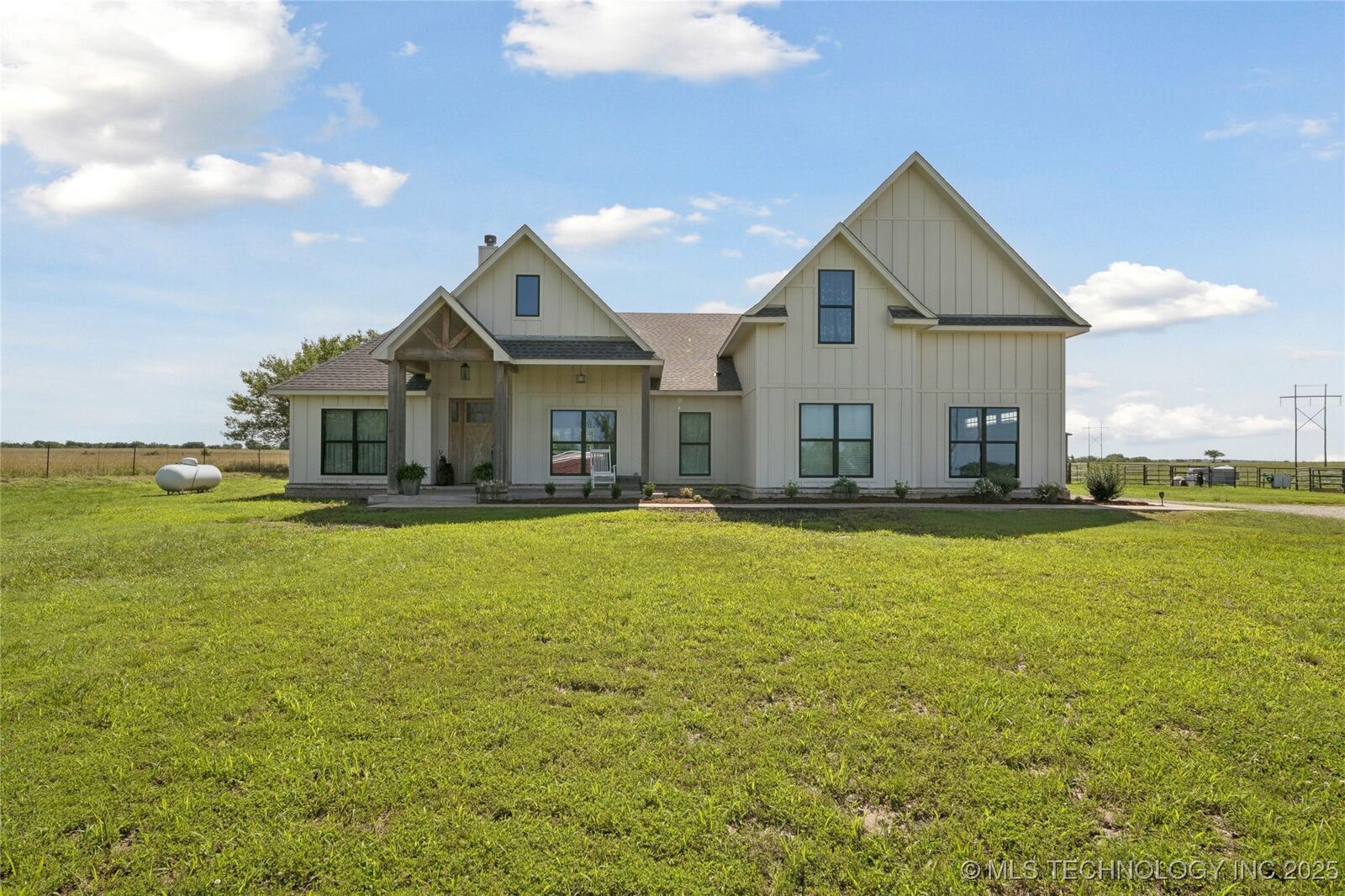 Property Photo:  5522 N 180 Road  OK 74421 