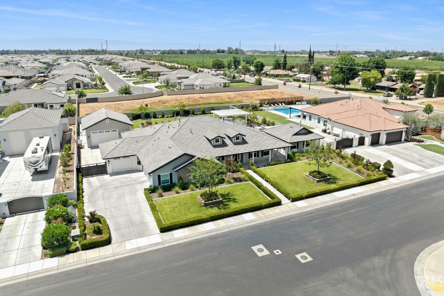 Property Photo: 16725 Bellewood Place CA 93314