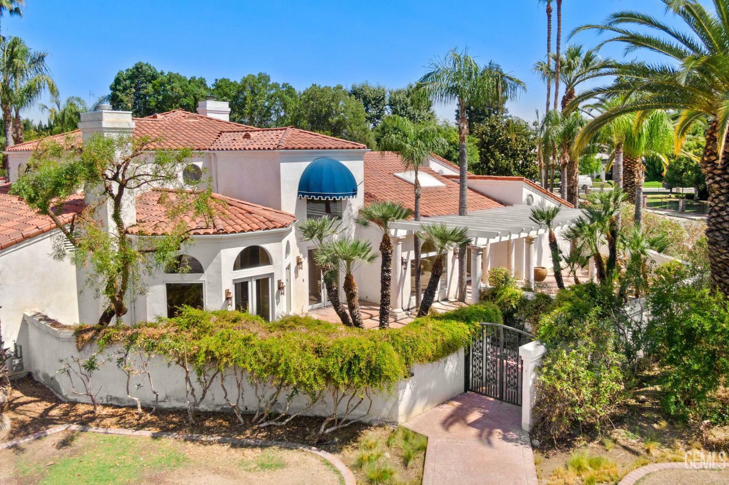 Property Photo:  1305 Avenida Sabia  CA 93309 
