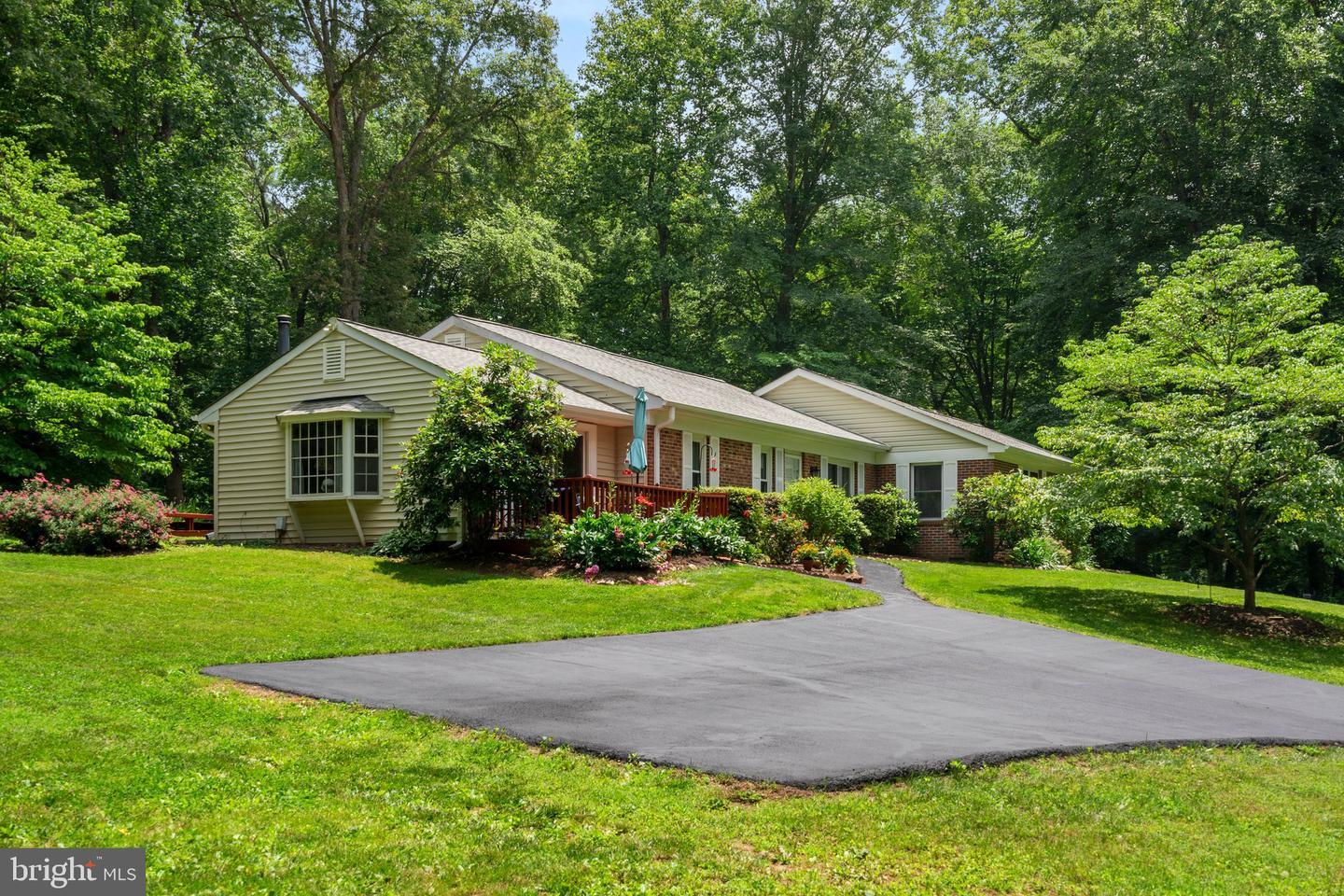 Property Photo: 7401 Little Court VA 20187