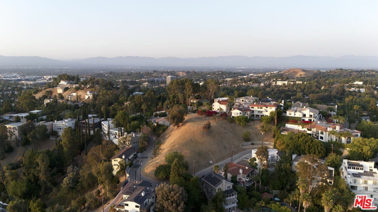 Property Photo: 5015 Calatrana Dr CA 91364