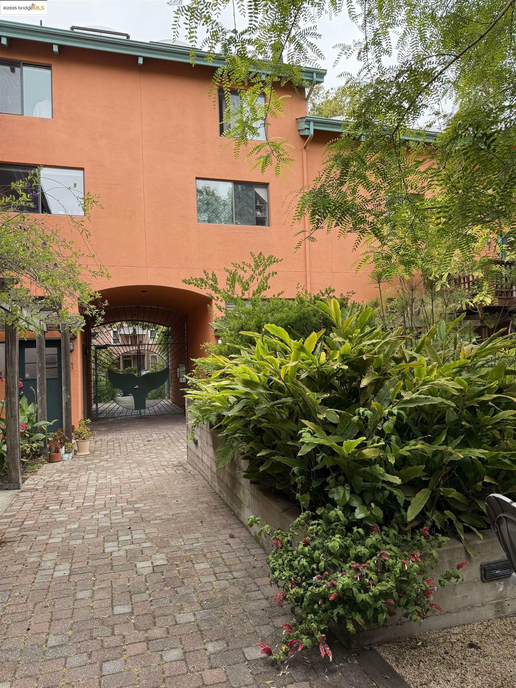 Property Photo: 2120 6th Street 11 CA 94710