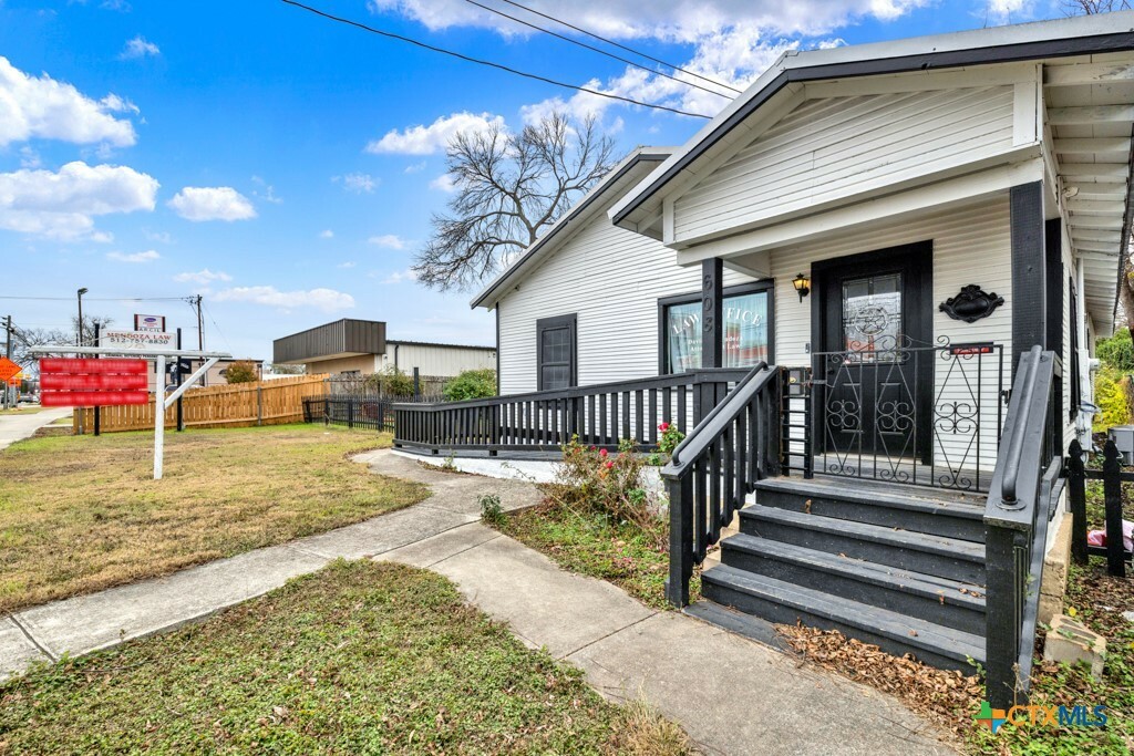 Property Photo:  608 S Guadalupe Street  TX 78666 