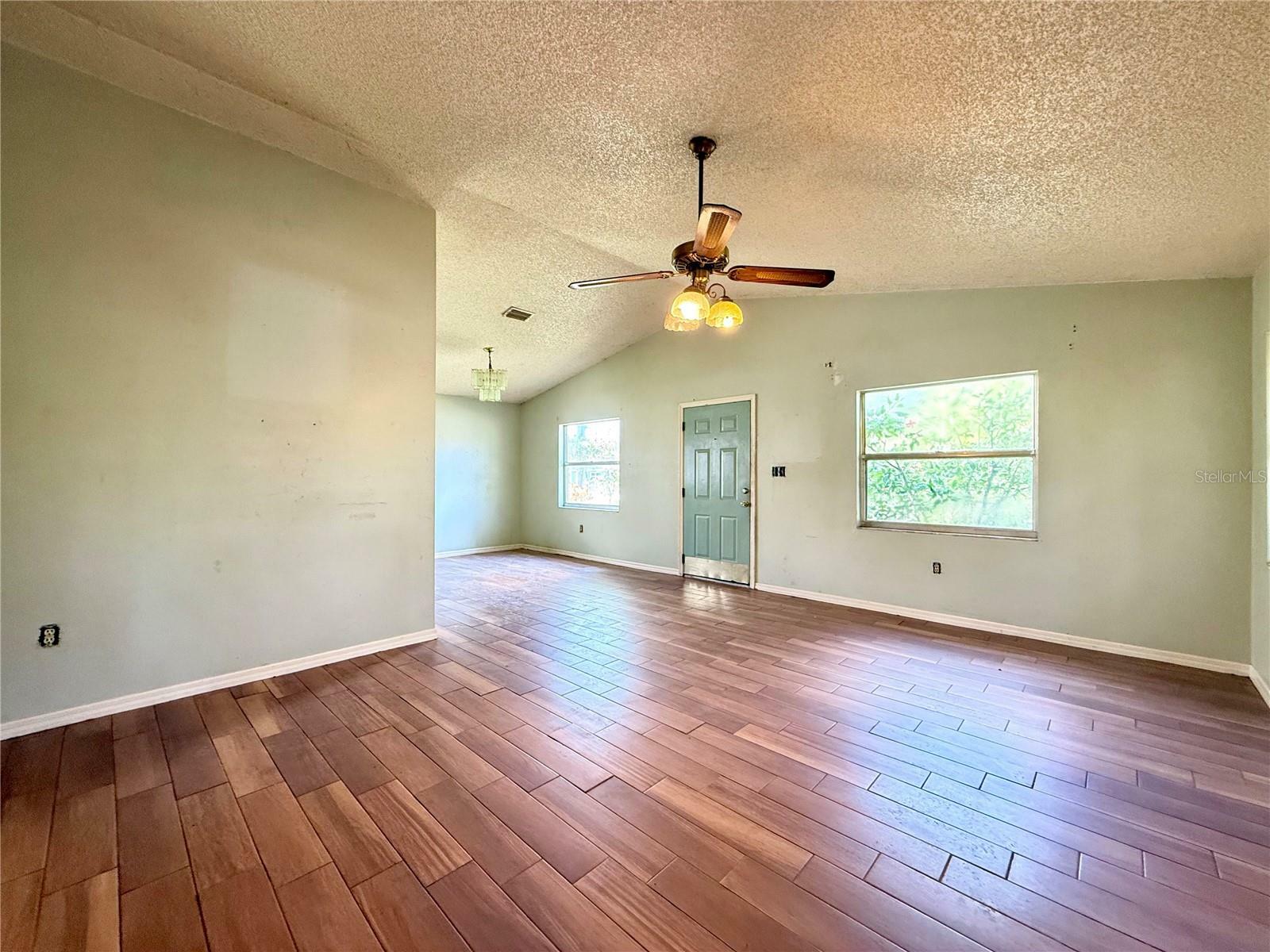 Property Photo: 2800 13th Avenue N FL 33713