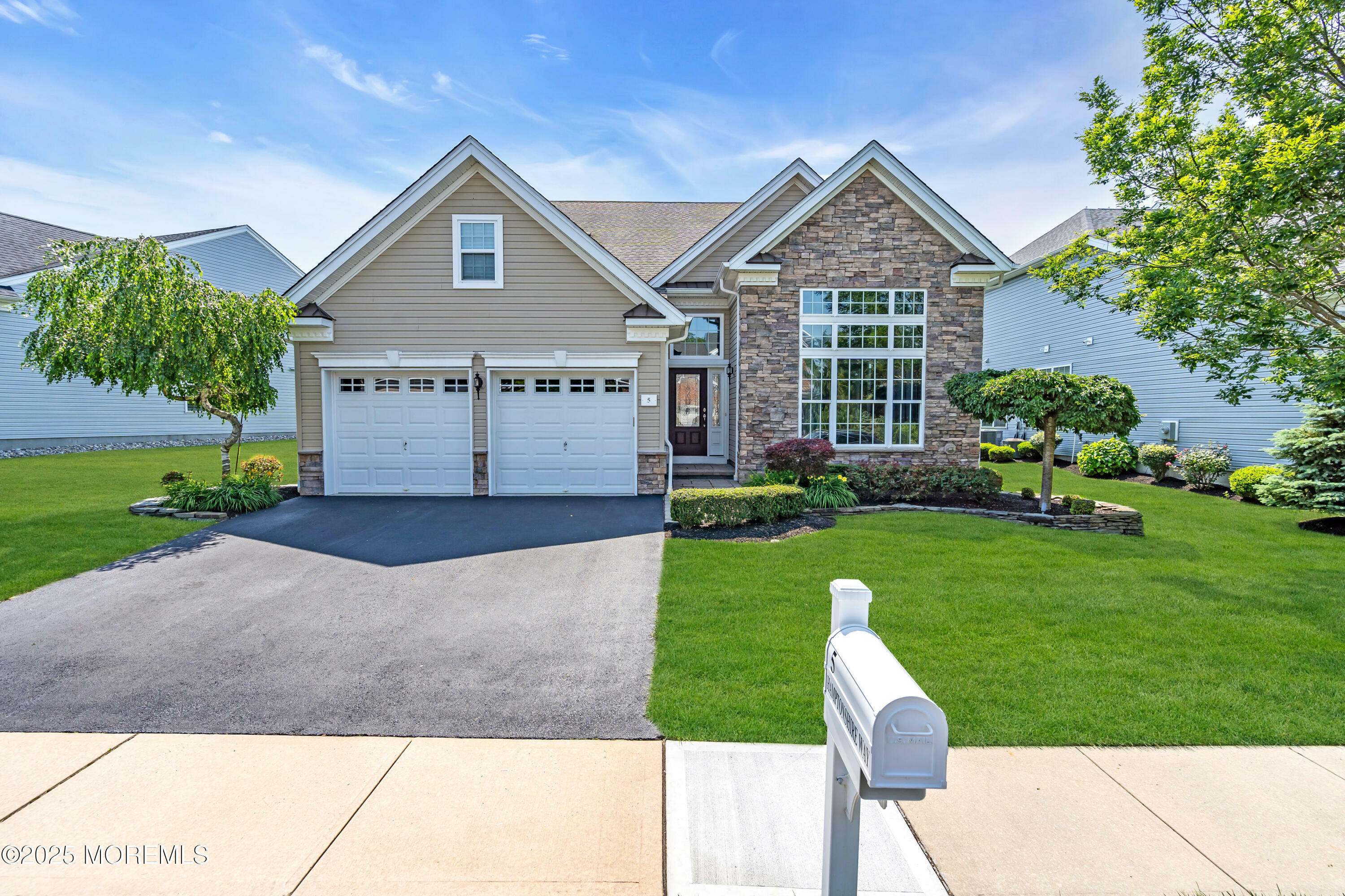 Property Photo:  5 Hamptonshire Way  NJ 08731 