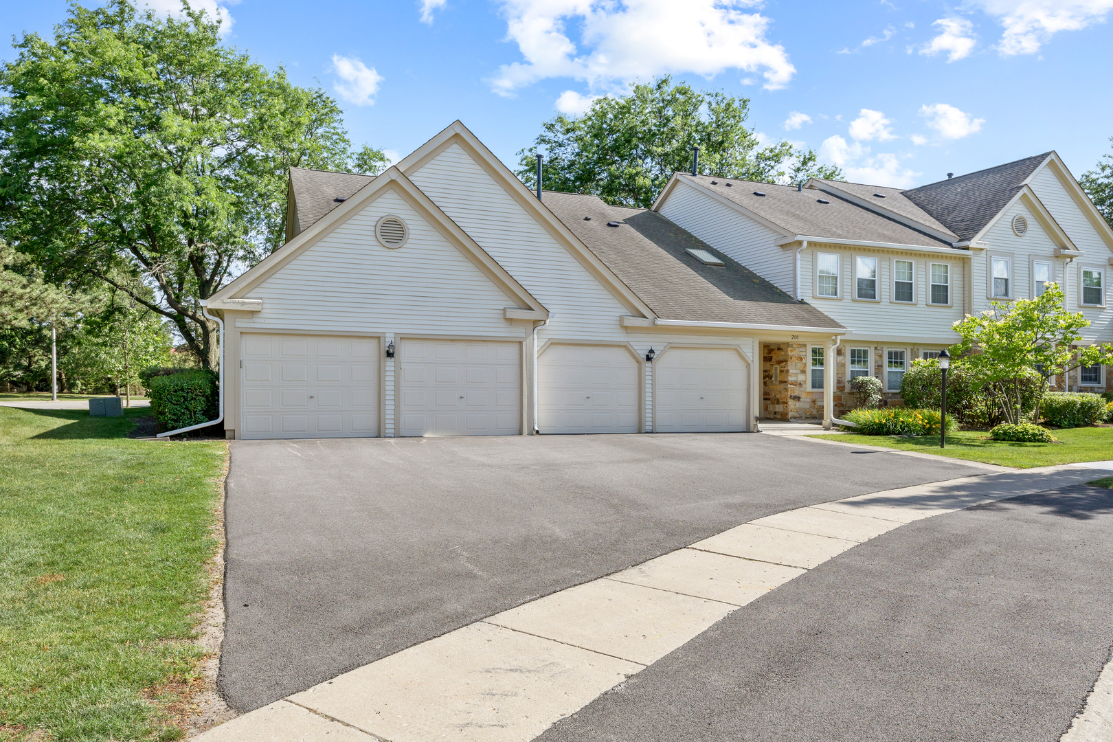 Property Photo: 200 Dublin Lane W1 IL 60194