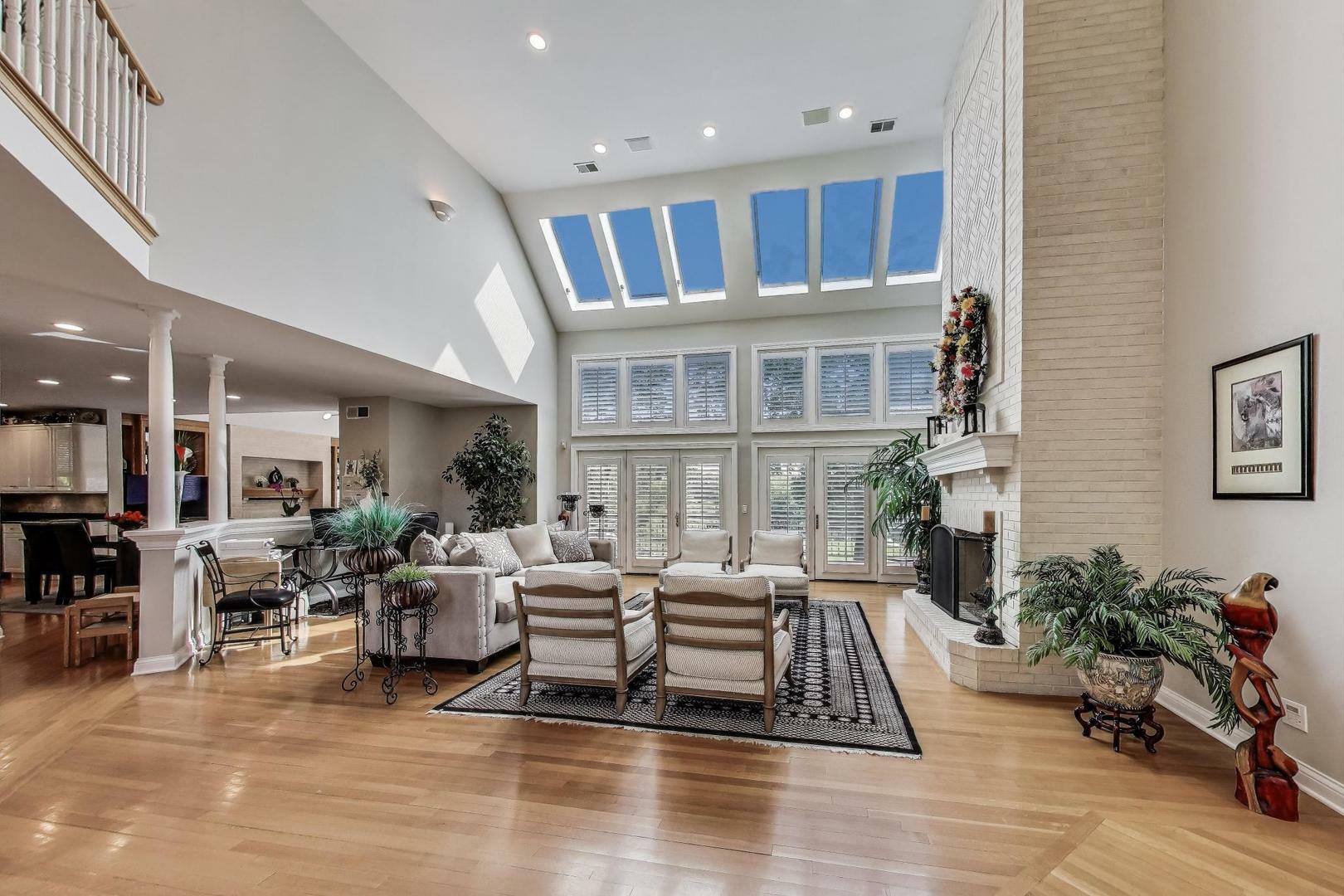 Property Photo: 17N431 Oak Knoll Lane IL 60118