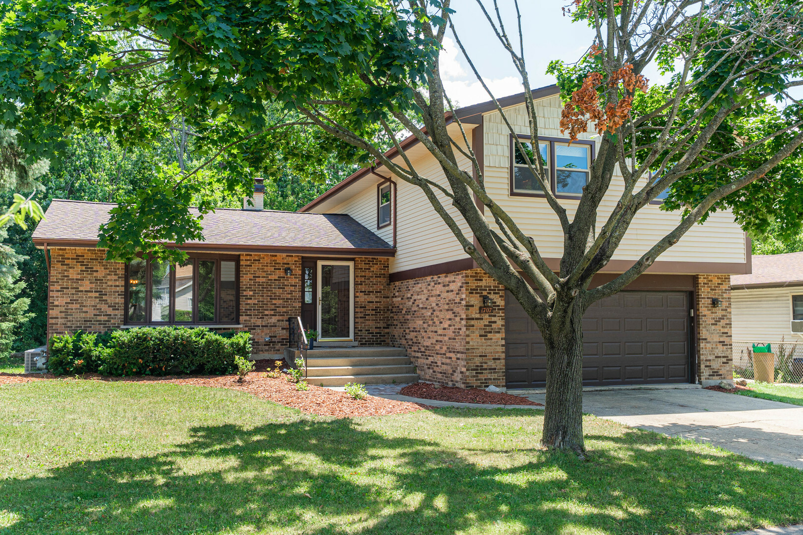 Property Photo: 1707 Roosa Lane IL 60007