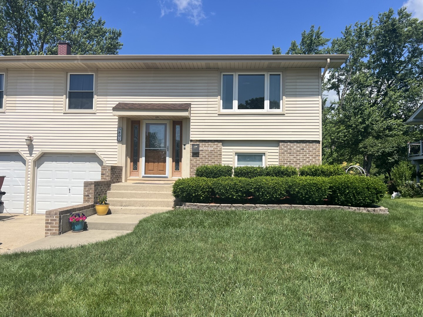Property Photo: 980 Hillcrest Boulevard IL 60169
