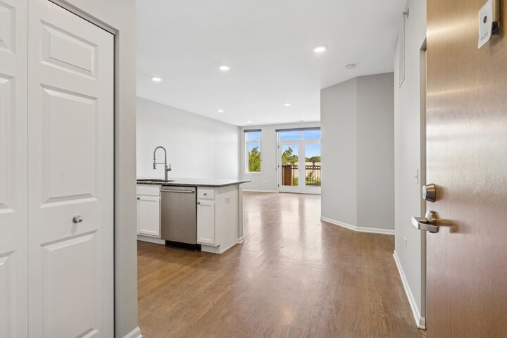 Property Photo: 106 S Ridgeland Avenue 406 IL 60302