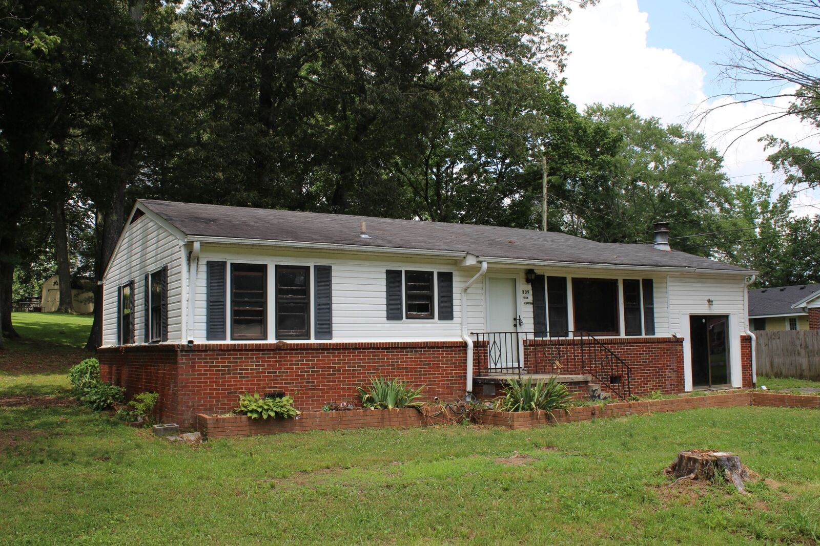 Property Photo:  309 Rickenbacker Dr  TN 37388 