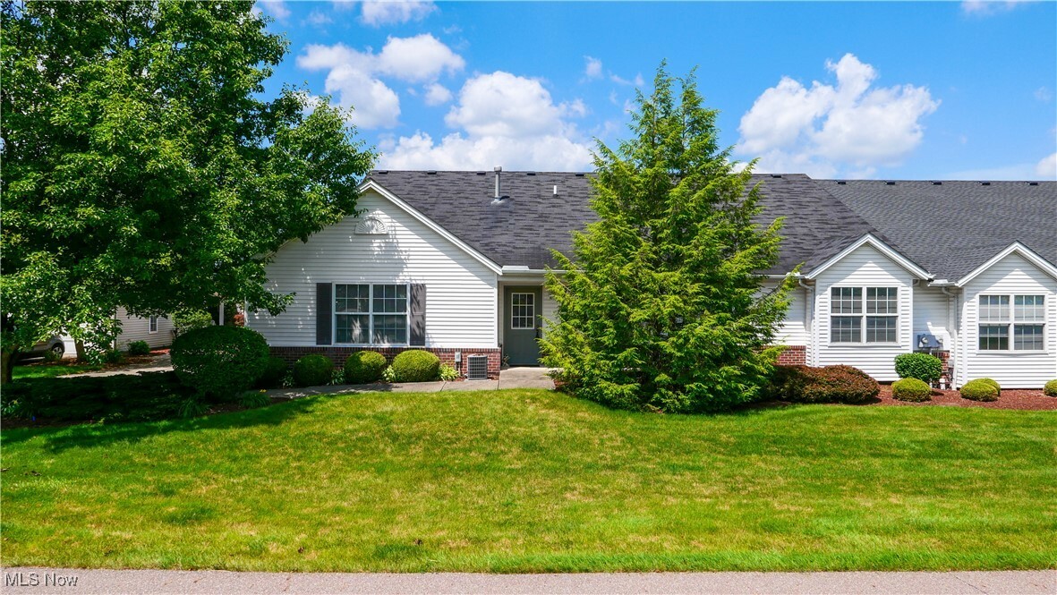 Property Photo: 698 Gold Leaf Court OH 44241