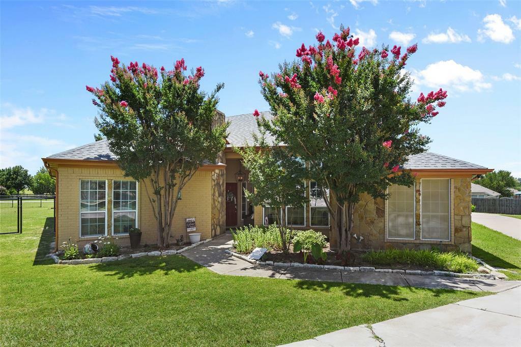 Property Photo: 115 Kenwick Court TX 76008