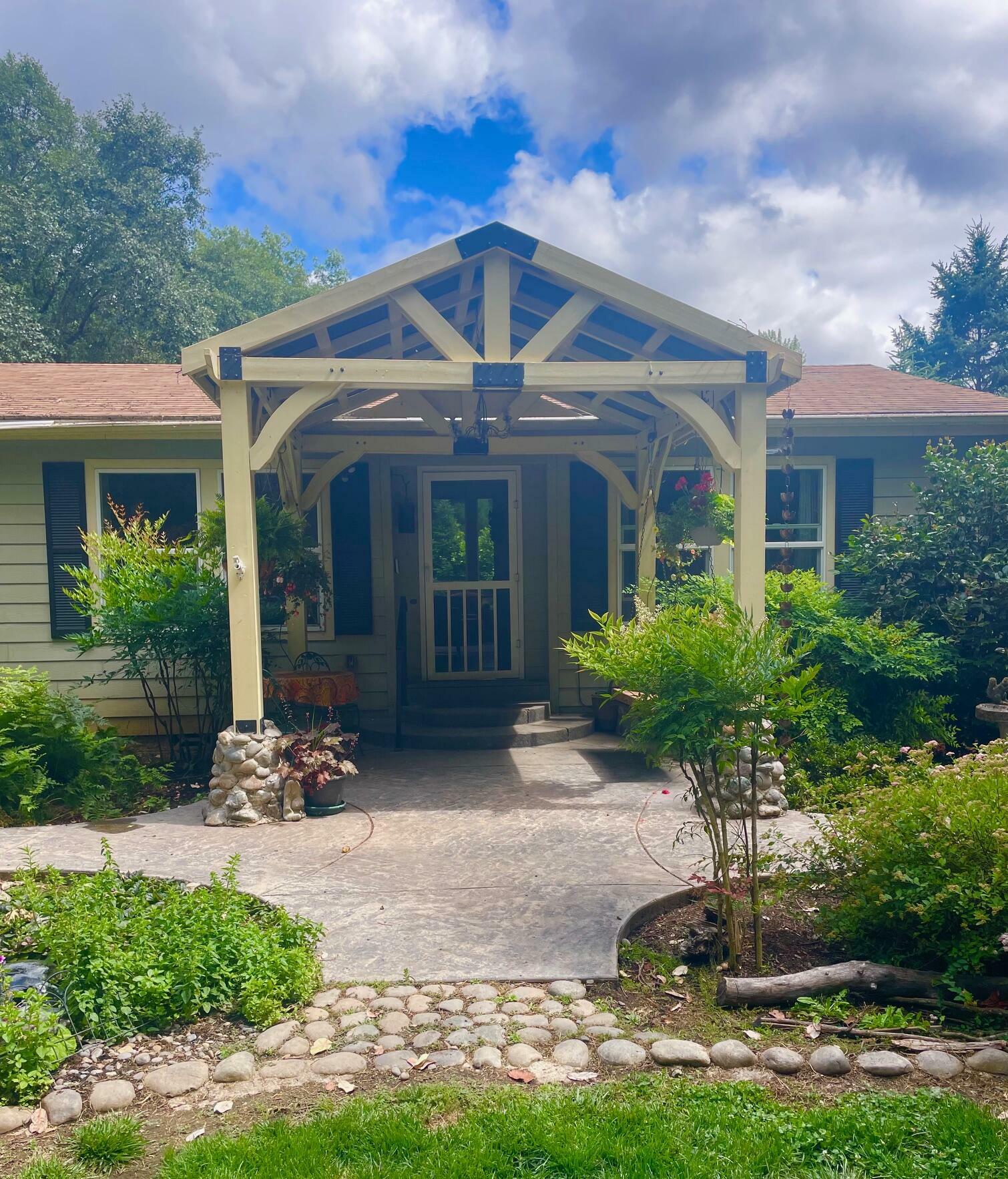 Property Photo: 8356 Lower River Road OR 97526