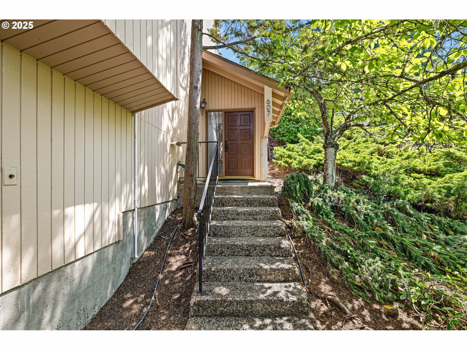 Property Photo: 607 Montara Way OR 97405