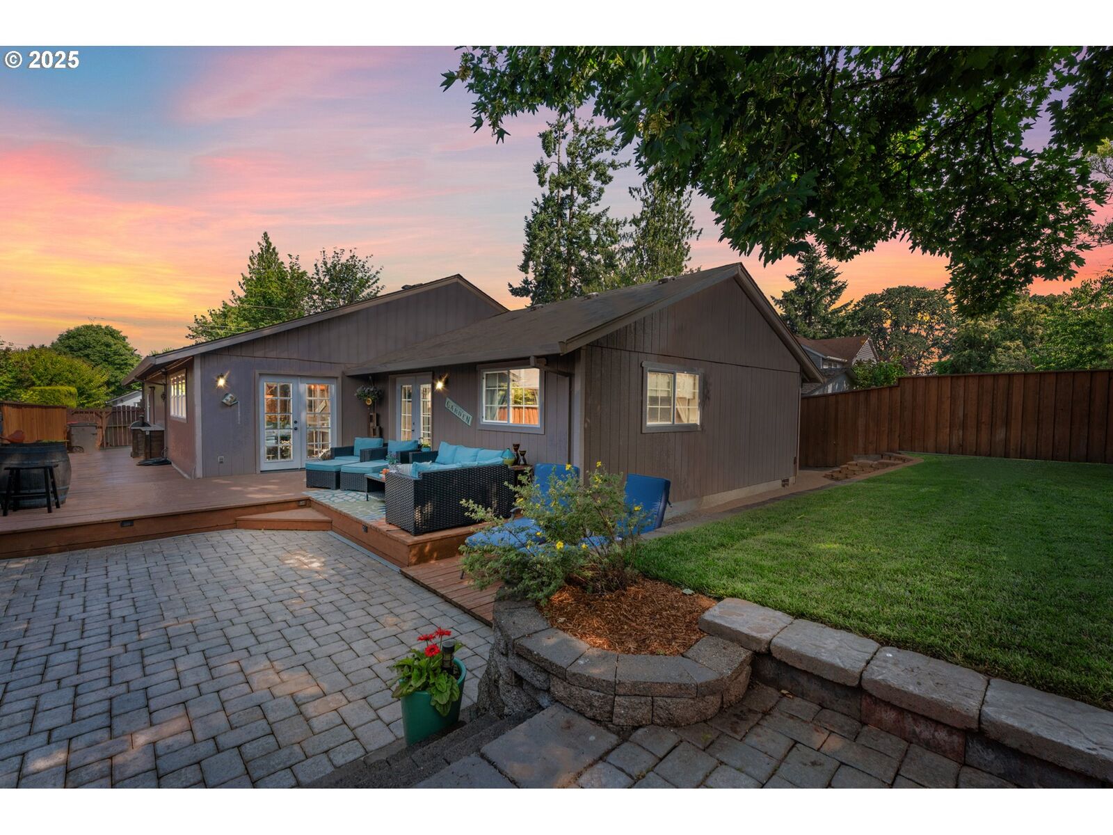 Property Photo:  229 N 6th St  OR 97111