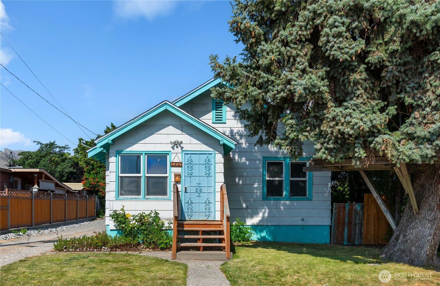Property Photo: 1004 S Chelan Ave WA 98801