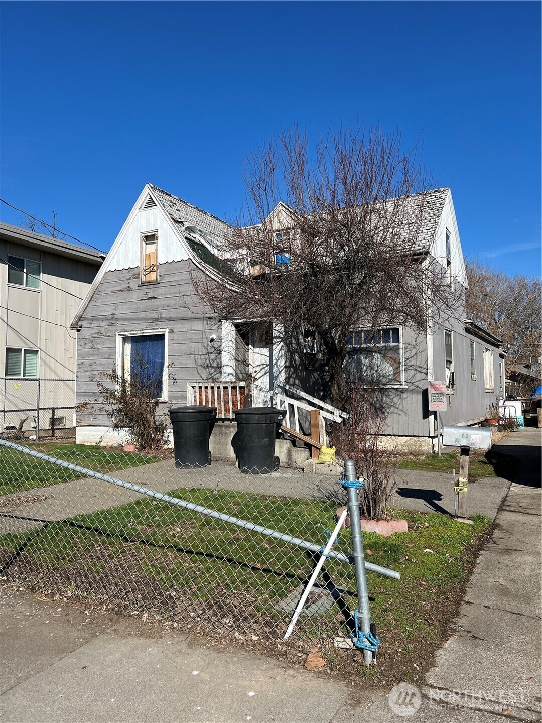 Property Photo: 833 S 2nd Avenue WA 99362