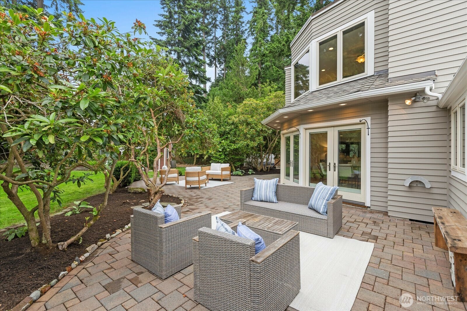 Property Photo: 11012 239th Pl SW WA 98020