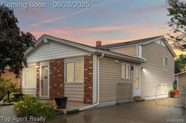 Property Photo:  22123 Ridgeway Street  MI 48080 