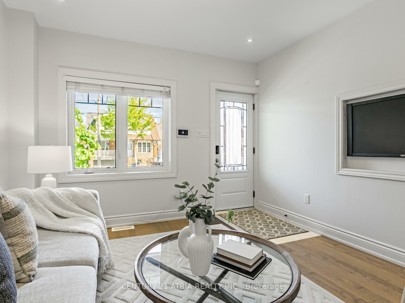 Property Photo: 117 Aldwych Avenue ON M4J 1X7