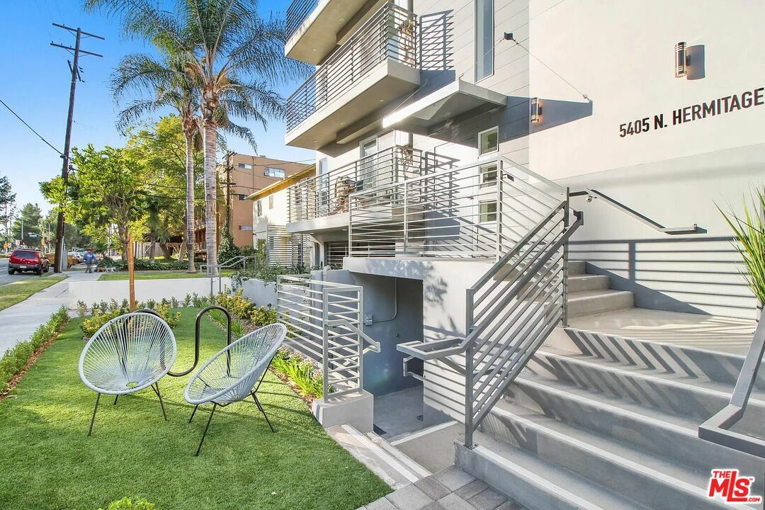 Property Photo:  5405 Hermitage Ave  CA 91607 