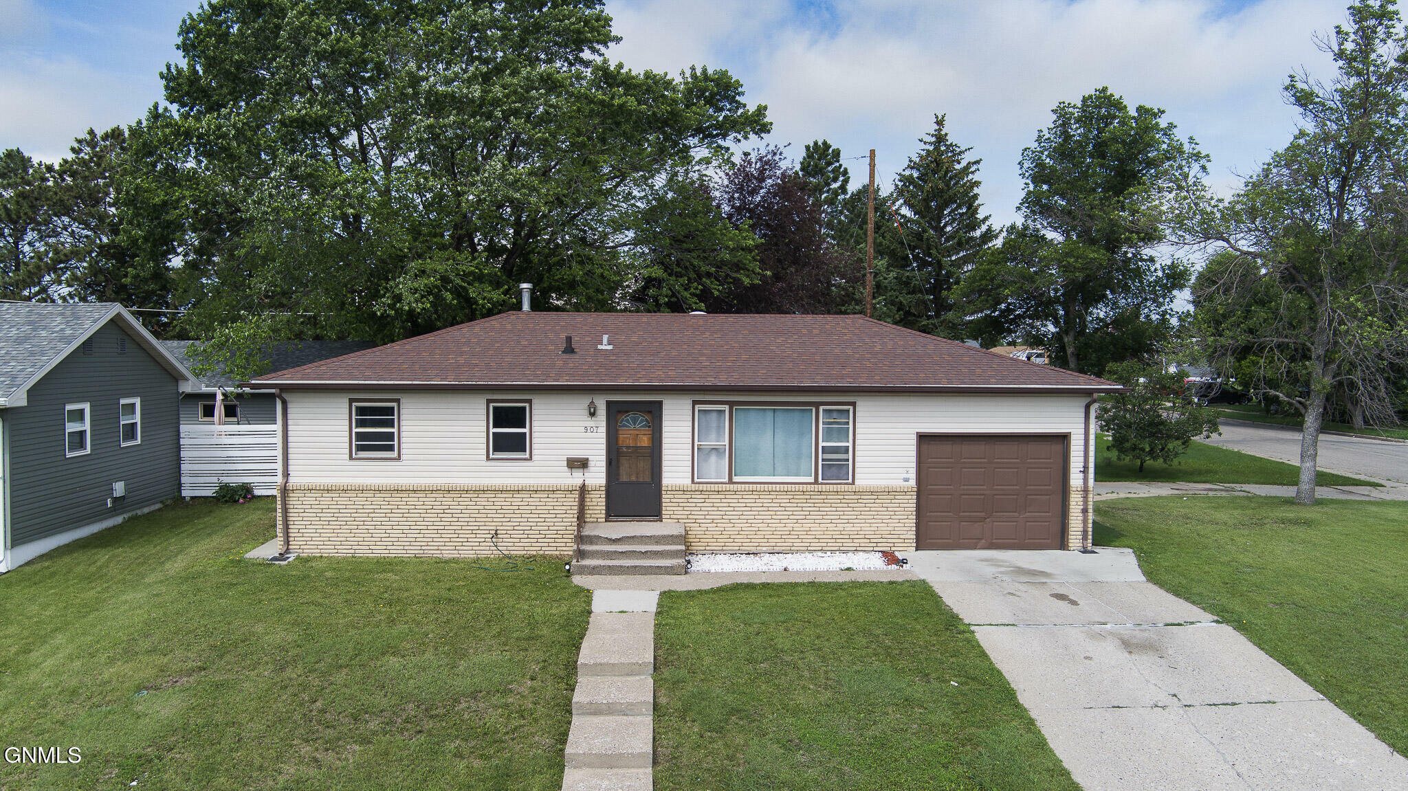 907 1st Avenue NE  Mandan ND 58554 photo