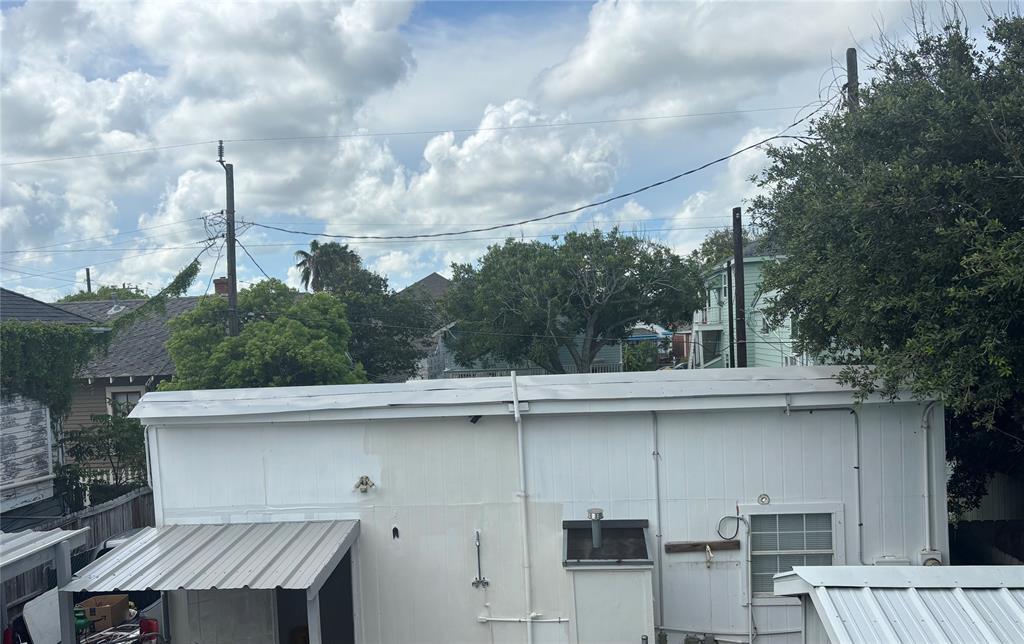Property Photo: 1924 Avenue O 1/2 1 TX 77550
